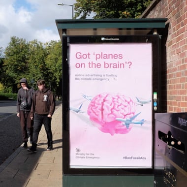 “¿Tienes aviones en tu cerebro?  cartel en una parada de autobús en Norwich