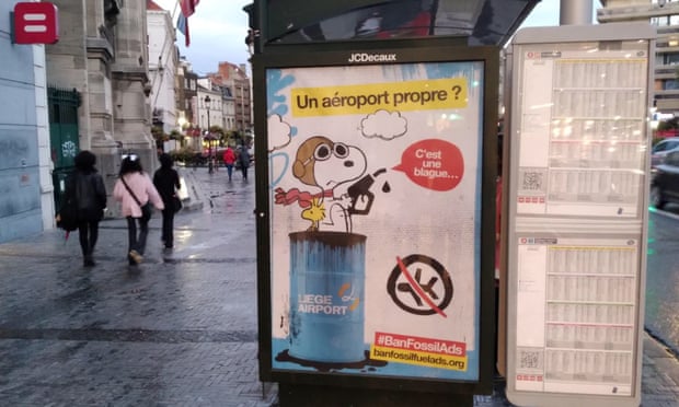 Cartel contra la expansión del aeropuerto 'Un aeropuerto limpio' en una parada de autobús, con Snoopy