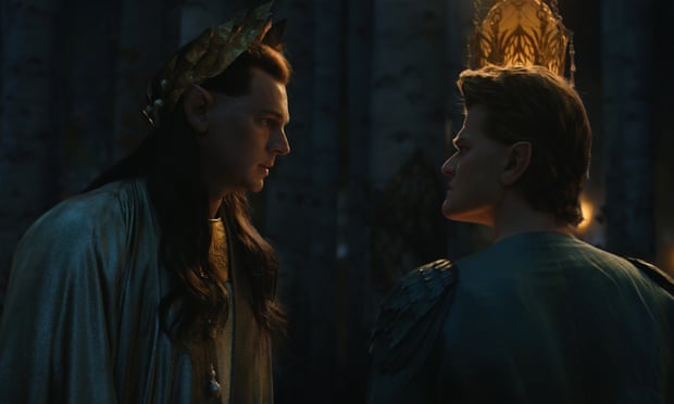 Benjamin Walker como Gran Rey y Robert Aramayo como Elrond.