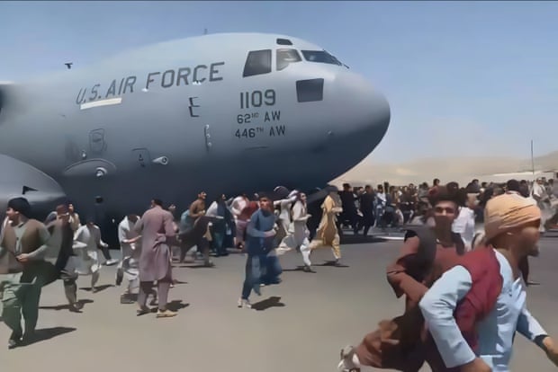 398879, escape del aeropuerto de Kabul Escape del aeropuerto de Kabul, 21-09-2022, evacuados corriendo junto a un C-17, Mirwais Khan Amiri, Mirwais Khan Amiri