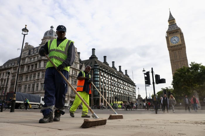 Los limpiadores barrieron las calles de Parliament Square esta mañana después del funeral de la reina Isabel ayer.