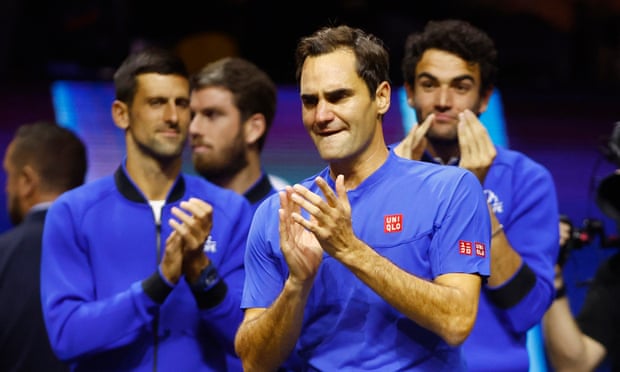 Roger Federer es aplaudido por sus colegas del Team Europe, incluido Novak Djokovic.