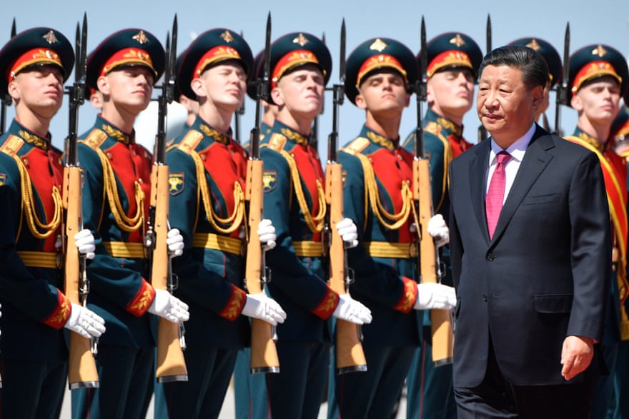 Xi Jinping inspecciona una guardia de honor en Moscú, junio de 2019