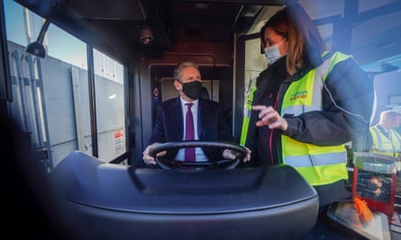 El líder laborista Sir Keir Starmer ve un autobús de hidrógeno durante un recorrido por Tyseley Energy Park en Birmingham a principios de este año.