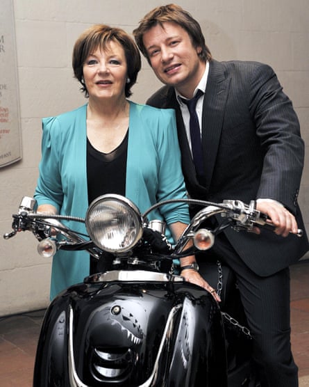 Delia Smith y Jamie Oliver con una moto 