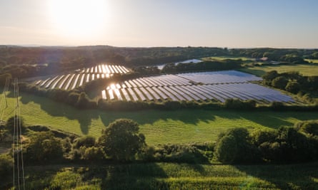 Vista aérea de una granja solar en West Sussex.