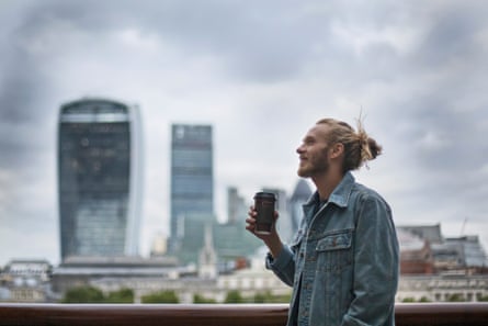 Hipster pensativo bebiendo café en la calle de Londres.