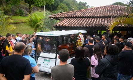 Los dolientes asisten al funeral de Jerônimo Guimarães Filho en Río en agosto.