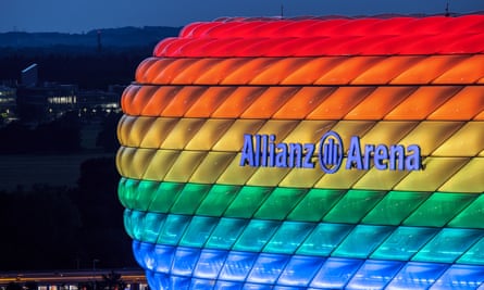 El Allianz Arena se ilumina con los colores del arcoíris
