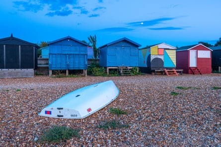 Coloridas casetas de playa en West Beach en Whitstable, Kent.