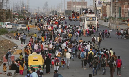 Los trabajadores migrantes indios salen de Delhi por una carretera hacia sus aldeas después de que se anunciara el cierre el 28 de marzo de 2020.