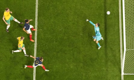 Adrien Rabiot marca el primer gol de Francia en su victoria por 4-1 sobre Australia.