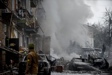 Los bomberos trabajan en el sitio de un edificio destruido por las huelgas en Vyshhorod, cerca de Kyiv.