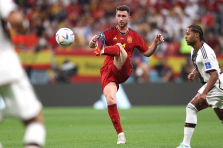 El español Aymeric Laporte despeja el balón contra Alemania
