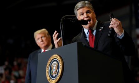 El expresidente Trump escucha a Sean Hannity hablar en un mitin de campaña en Missouri en 2018. El 15 de noviembre, Hannity brindó cobertura de apoyo a la candidatura presidencial de Trump.