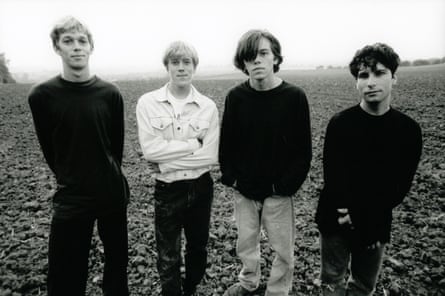 Los cuatro miembros de Ride lucen malhumorados en un campo, en blanco y negro.