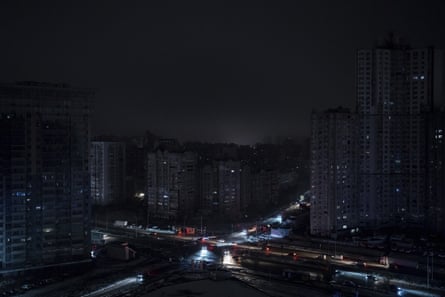 Bloques residenciales en Kyiv sin electricidad después de los ataques rusos.