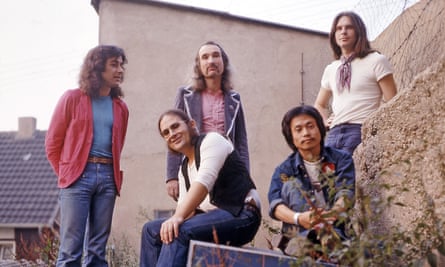 Damo Suzuki (segundo desde la derecha) con Can a principios de la década de 1970.