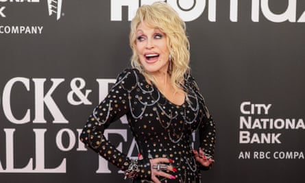 Dolly Parton en la ceremonia de incorporación al Salón de la Fama del Rock & Roll de 2022 en Los Ángeles, noviembre de 2022