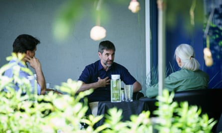 Steven Guilbeault se sienta en una mesa con Justin Trudeau y Jane Goodall