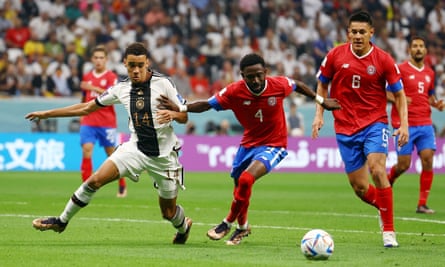 Jamal Musiala de Alemania lucha por el balón contra Costa Rica
