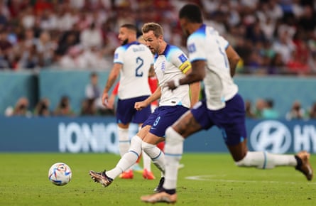 Harry Kane pasa el balón en la victoria de Inglaterra por 3-0 sobre Gales