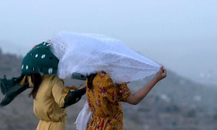 Shoukria y Arezo, niñas afganas de nueve años que trabajan para mantener a sus familias en Children of the Taliban