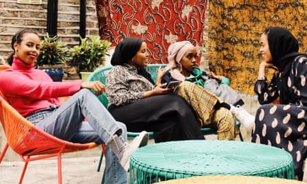 Acto de hermanas... el elenco de Home de 2019, incluida Ali (segunda desde la izquierda).