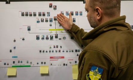 Oleksandr Filchakov, fiscal jefe de la región de Kharkiv, muestra a oficiales militares rusos sospechosos de crímenes de guerra en el tablero.