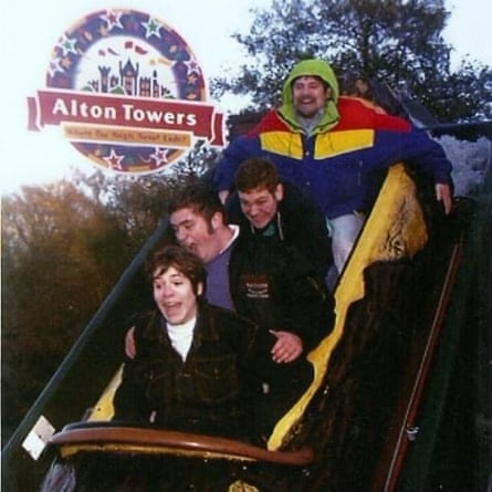 Simon Clawson con su padre, hermano y mejor amigo en un viaje de John Lewis a Alton Towers en la década de 1990.