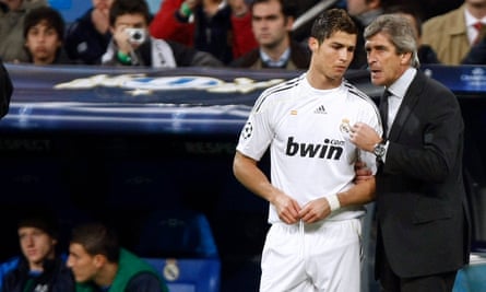 Manuel Pellegrini (derecha) charla con Cristiano Ronaldo durante su temporada como entrenador del Real Madrid
