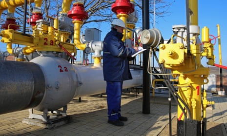 Un empleado trabaja en la planta de distribución de gas Chisinau-1 en Moldavia.
