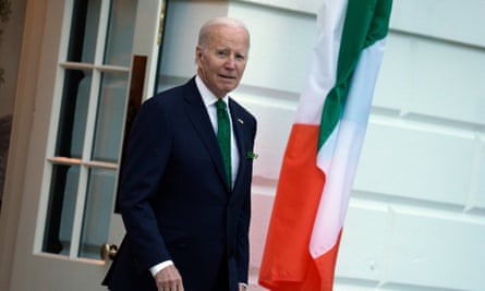 Joe Biden fotografiado saliendo de una puerta de la Casa Blanca con traje y corbata