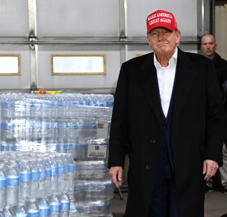 Trump con cajas de agua Trump en el este de Palestina después del descarrilamiento de un tren en Ohio.