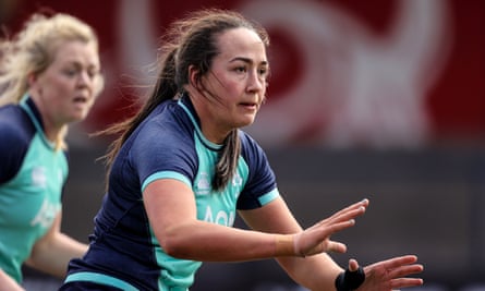 La capitana irlandesa de rugby femenino Nichola Fryday entrenando.