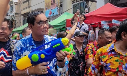 Prayuth Chan-ocha, el primer ministro de Tailandia, juega con una pistola de agua mientras celebra la festividad de Songkran en Bangkok el mes pasado.
