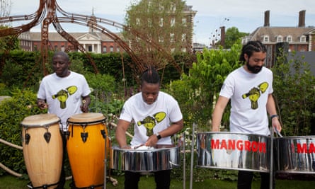 Músicos tocando en el jardín de exhibición Hands Off Mangrove durante el Chelsea Flower Show el año pasado.