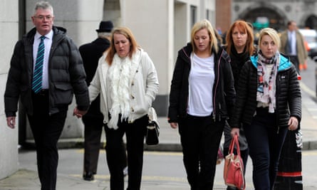 De izquierda a derecha: el padrastro de Lee Rigby, Ian Rigby, su madre, Lyn, su hermana Sara McLure y su prometida, Aimee West, en las afueras de Old Bailey, Londres, durante el juicio por asesinato en diciembre de 2013.