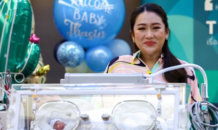 Paetongtarn Shinawatra junto a una incubadora que contiene a su bebé recién nacido durante una conferencia de prensa en Bangkok.