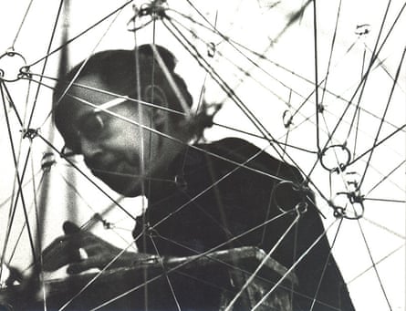 Gego en 1969 instalando Reticulárea en el Museo de Bellas Artes, Caracas