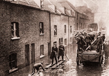 Catorce personas murieron y miles quedaron sin hogar cuando el Támesis se inundó en 1928.