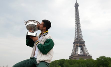 Novak Djokovic besa el trofeo de Roland-Garros frente a la Torre Eiffel.
