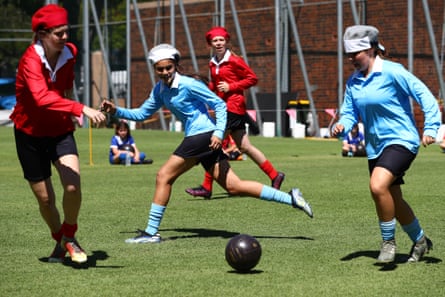 Los jugadores recrean el partido original en 1921 durante el evento del Centenario del Fútbol de Reglas de la Mujer Australiana en The Gabba el 24 de septiembre de 2021 en Brisbane.