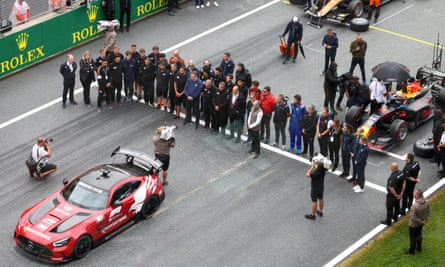 Los pilotos y oficiales de F2 observan un minuto de silencio en el Red Bull Ring para conmemorar la muerte de Dilano van't Hoff durante una carrera en Spa-Francorchamps.